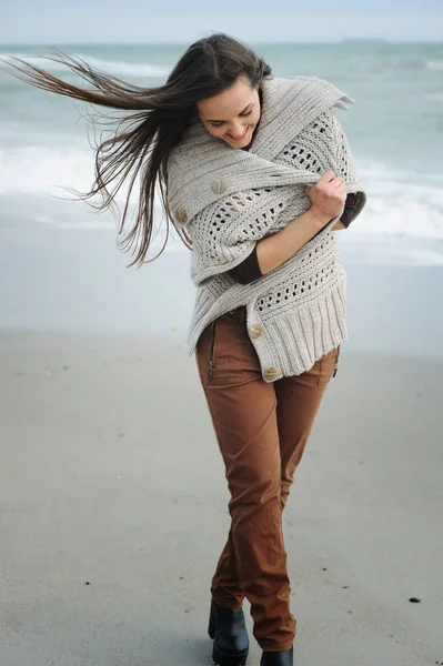 Estilo de vida de primavera retrato de moda de mujer joven y elegante caminando en una playa de mar —  Fotos de Stock