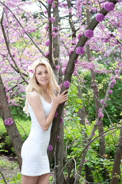 Jovem mulher magra vestida em vestido branco casual ao ar livre no parque — Fotografia de Stock