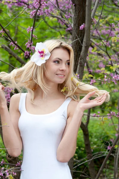Красивая молодая женщина в белом платье на открытом воздухе в парке — стоковое фото