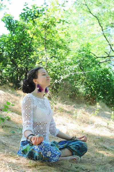 Joven mujer atractiva meditar sentado en el bosque — Foto de Stock