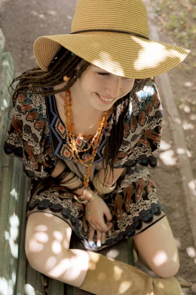 Mooie jonge vrouw met dreadlocks gekleed in indie boho stijl — Stockfoto