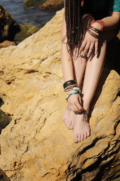 Bracelets faits à la main sur les jambes d'une femme, gros plan, pédicure blanche — Photo