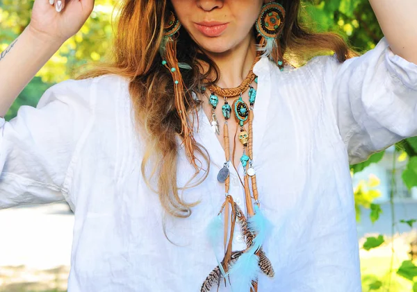 Female neck jewelery, leather necklace and earrings with feathers and natural stones — Stock Photo, Image