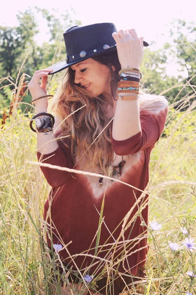 Retrato de mujer sonriente de moda con sombrero en la cabeza —  Fotos de Stock