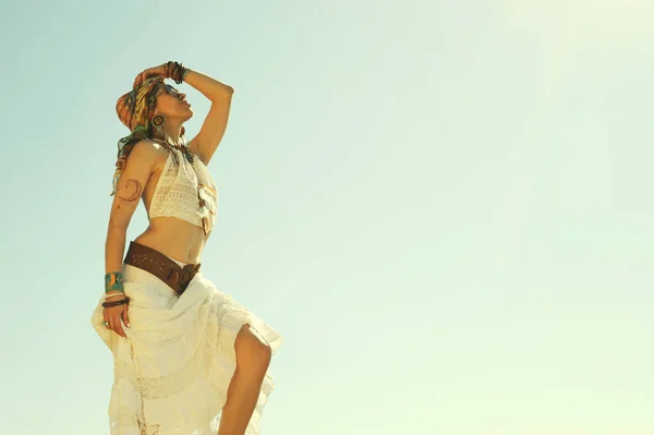 Junge schöne Boho-Stil Frau steht im Freien gegen den Himmel, Vintage gebleicht Farben — Stockfoto