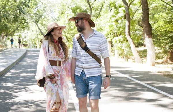 Sourire en amour couple touristes marchant en plein air dans le parc — Photo