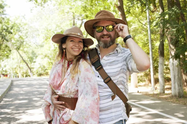 Sourire en amoureux couple touristes marchant en plein air — Photo