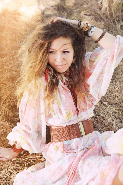 Mooi gelukkig lachende vrouw portret zittend op een hooi in herfst bos, — Stockfoto