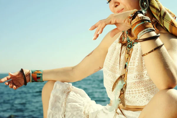Kadın boyun ve el boho bilezik ve kolye deniz, moda portre yakınındaki