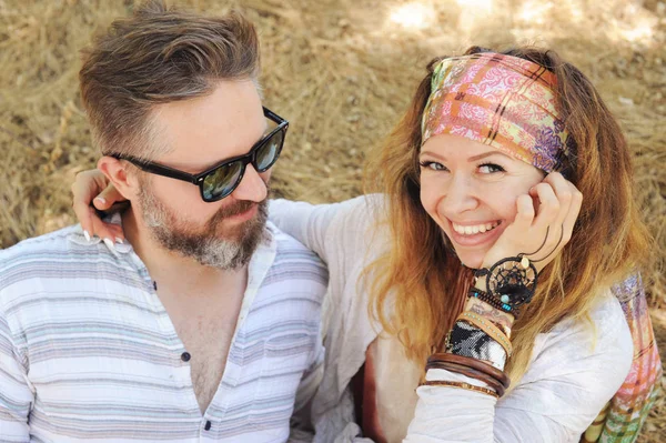 Pareja sonriente de estilo indie, mujer abrazando al hombre, atuendo hipster, boho chic —  Fotos de Stock