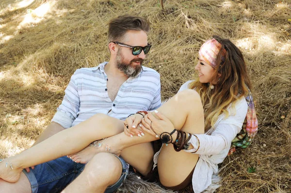 Indie estilo sorrindo casal, jovem mulher adulta e homem, roupa hipster — Fotografia de Stock