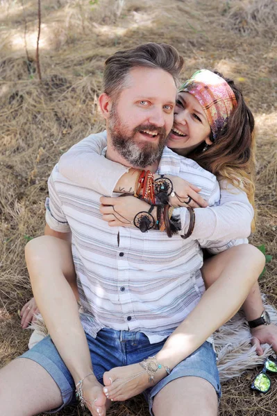 Boho style beautiful joyful couple, indie style, hipster outfit, bohemian outfit, woman embracing man — Stock Photo, Image