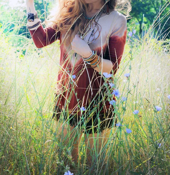 Soleada foto al aire libre de una mujer joven disfrutar de la primavera en el parque — Foto de Stock