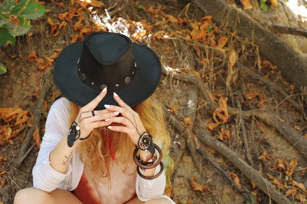 Belles mains féminines avec bracelets dreamcatcher chic boho et chapeau en cuir noir — Photo