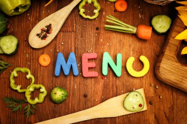 Çiğ dilimlenmiş sebze ve baharatlar ile menü kartı