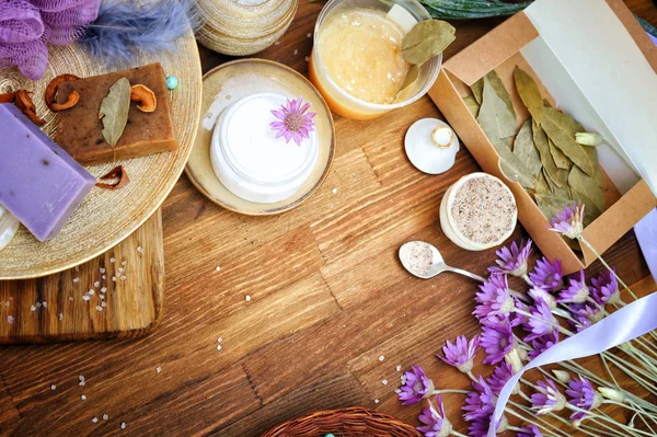 Ručně vyrobené kosmetické zázemí, ovoce a levandule ruční řemeslná mýdla — Stock fotografie