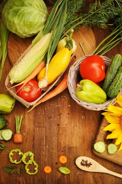 Surtido de verduras crudas y especias en una mesa de estilo vintage — Foto de Stock