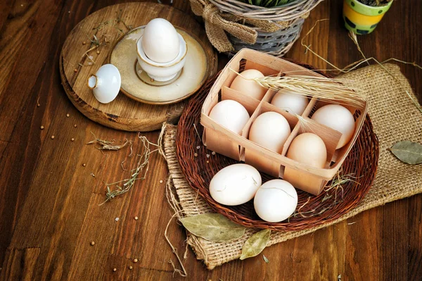 Vista de cerca de los huevos de pollo crudo en la caja de huevos —  Fotos de Stock