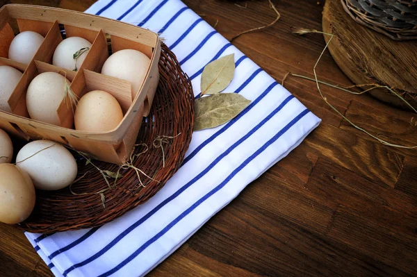 Huevos de pollo crudos ecológicos en caja —  Fotos de Stock