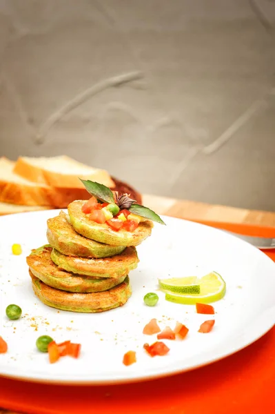 Vegetabiliska friterade zucchini — Stockfoto