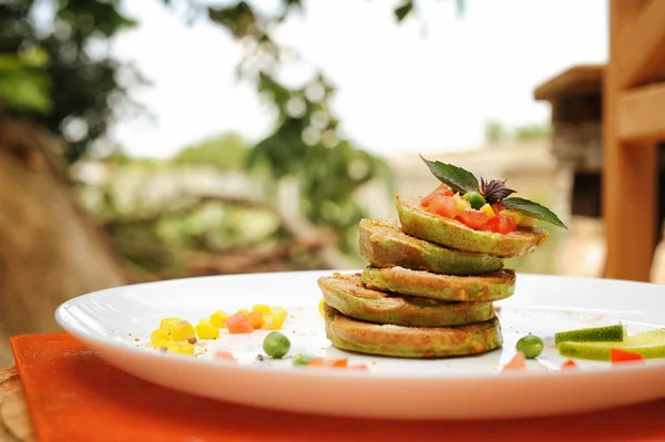 Gemüse-Krapfen von Zucchini auf einem Teller serviert — Stockfoto