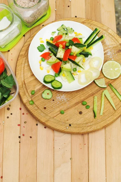 Insalata estiva fatta in casa, cucina a casa — Foto Stock