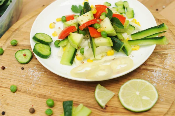 Gemüsesalat auf einem Teller — Stockfoto