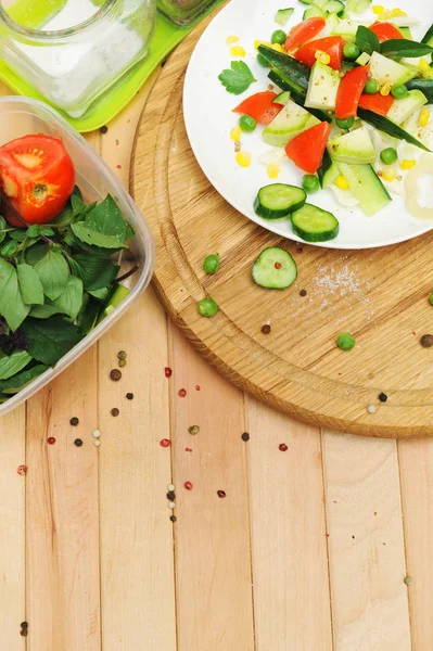 Yaz salatası, evde yemek pişirme, üst görünümü — Stok fotoğraf