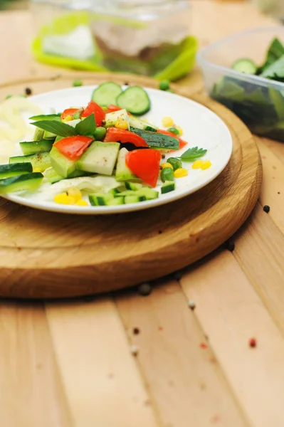 Summer salad served on a plate, cooking at home — Stock Photo, Image