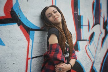 dreadlocks ile gülümseyen genç kadın