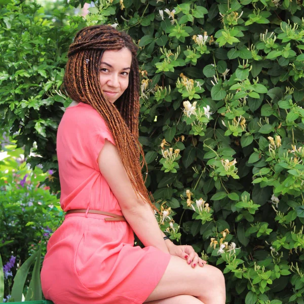 Schattig glimlachend hippie indie stijl vrouw met dreadlocks — Stockfoto