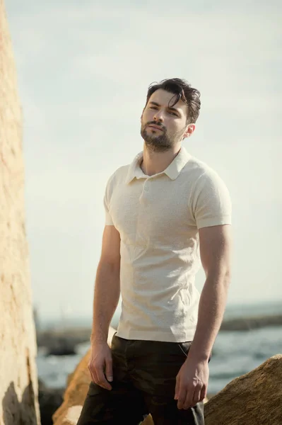 Joven hombre elegante retrato al aire libre — Foto de Stock