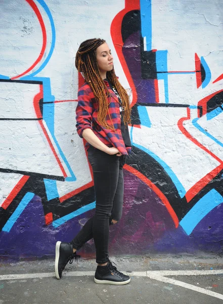 Sorrindo jovem mulher retrato com dreadlocks — Fotografia de Stock