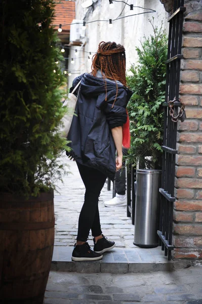 Retrato sonriente de mujer joven con rastas — Foto de Stock