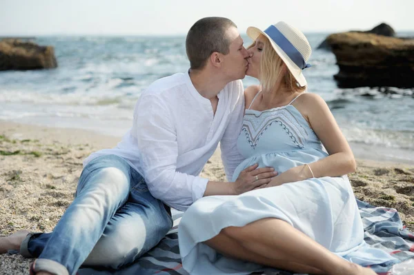 Happy young family, happy future parents kissing — Stock Photo, Image