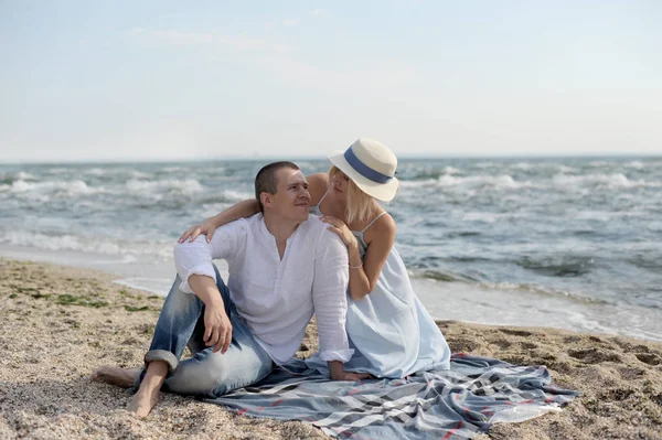 Gelukkig jong stel toekomstige ouders — Stockfoto