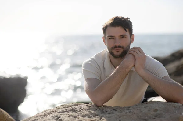 Jovem homem elegante foto ao ar livre perto do mar — Fotografia de Stock