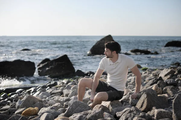 Joven hombre elegante retrato al aire libre — Foto de Stock