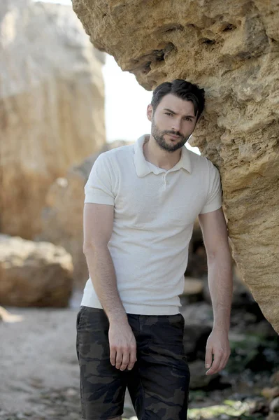 Joven hombre elegante foto al aire libre cerca del mar — Foto de Stock