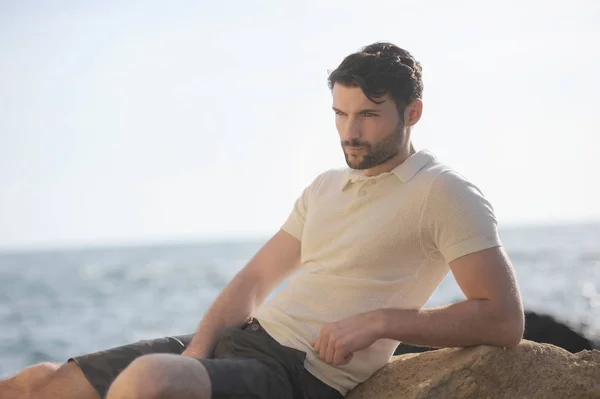 Jeune homme élégant photo en plein air près de la mer — Photo