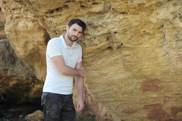 Schöner trauriger Mann im Freien Porträt in der Nähe von Felsen — Stockfoto