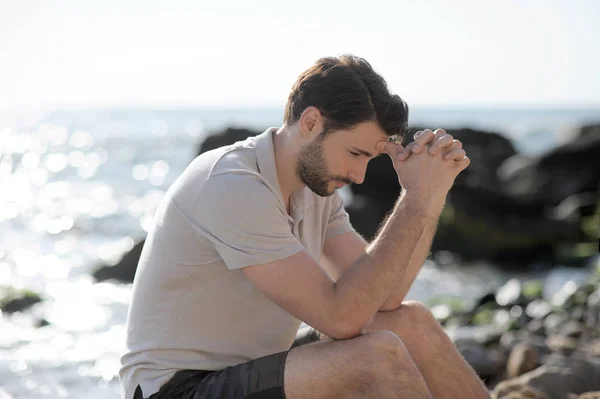 Sozinho triste homem sentado em uma praia — Fotografia de Stock