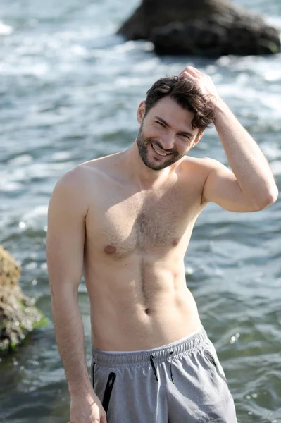 Homem feliz retrato em topless, sorrindo com aparelho de dentes — Fotografia de Stock