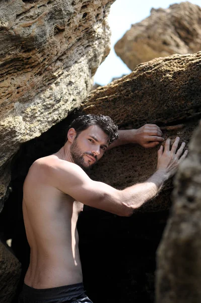 Hermoso retrato de hombre en topless cerca de las rocas — Foto de Stock
