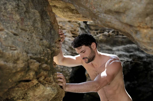 Jovem topless homem ao ar livre retrato perto das rochas — Fotografia de Stock