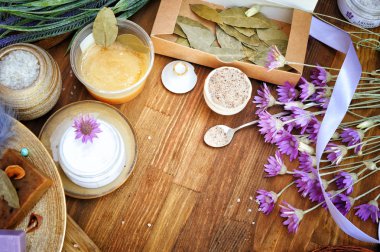 El yapımı sabun ve krem ile el yapımı kozmetik zemin