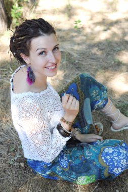 Genç kadın açık portre, beyaz örme bluz giymiş