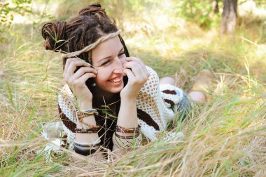 Neşeli kadın, güneşli parkta eğlenin