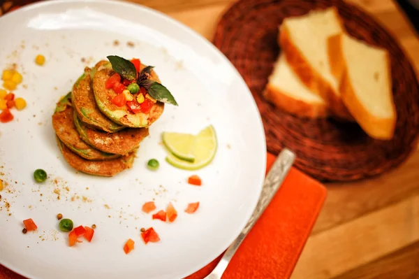 Squash fritters serveras på en tallrik och fullkornsbröd — Stockfoto