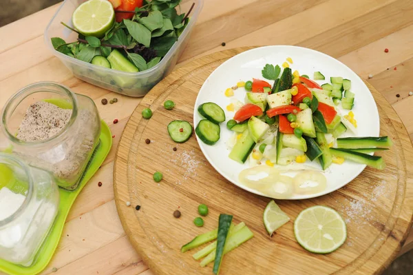 皿の上の夏野菜サラダ — ストック写真